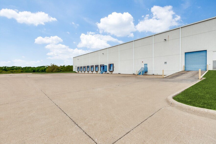 More Photos Of 601 National Dr, Ennis Manufacturing For Sale