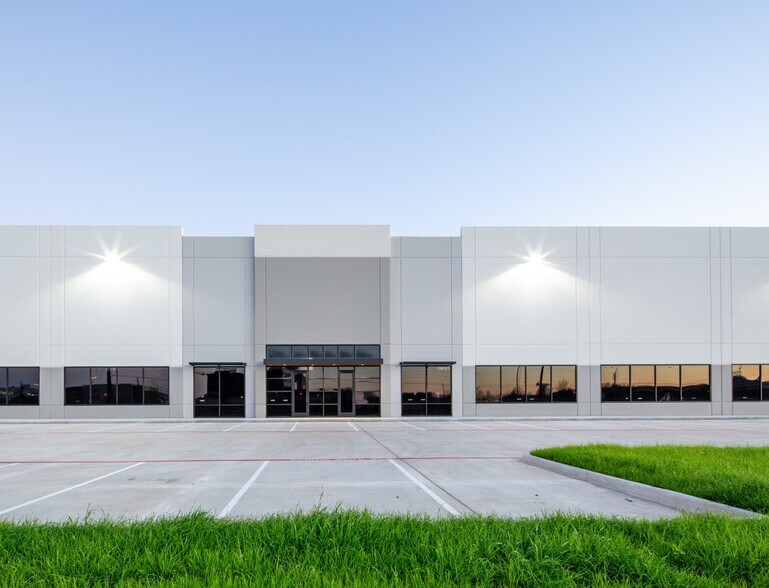 Primary Photo Of 13027 Stiles Ln, Sugar Land Unknown For Lease