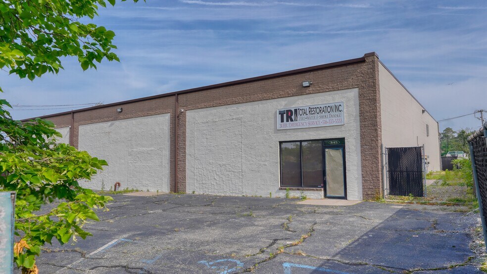 More Photos Of 840 S 1st St, Ronkonkoma Warehouse For Sale