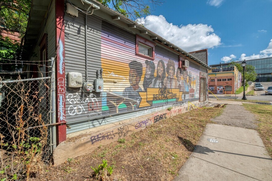More Photos Of 911 E 6th St, Austin Freestanding For Sale