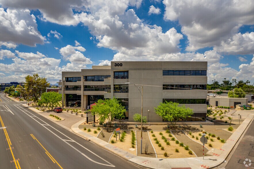 More Photos Of 300 W Clarendon Ave, Phoenix Office For Lease