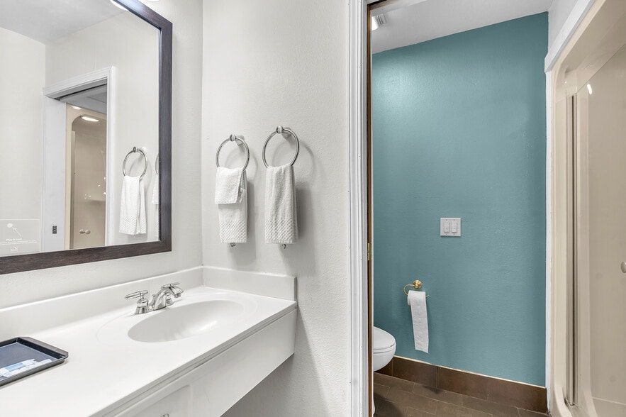 More Photos Of 220 Caravan Dr, Elkhart Hotel For Sale
