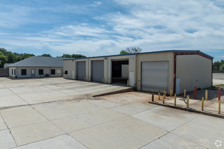 More Photos Of 421 Compton Ave, Irving Warehouse For Lease