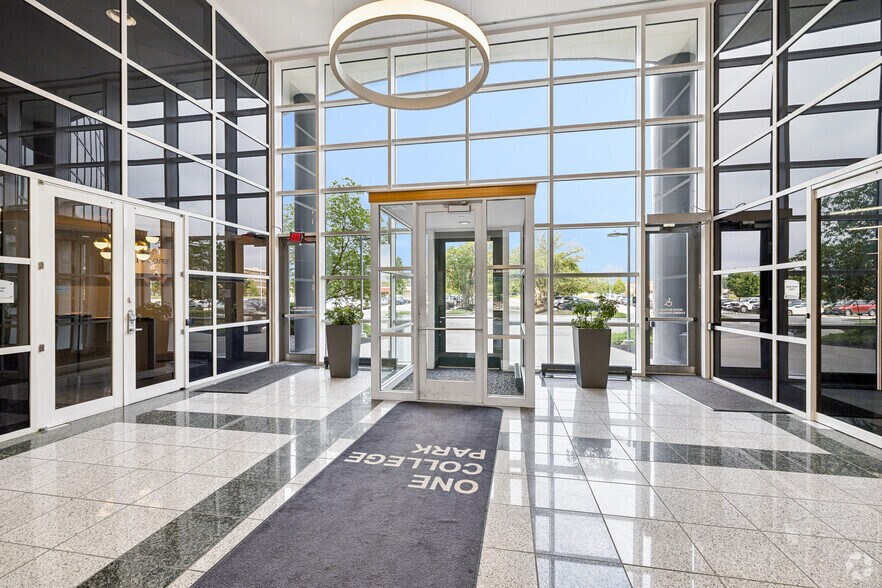 More Photos Of 8910 Purdue Rd, Indianapolis Office For Sale