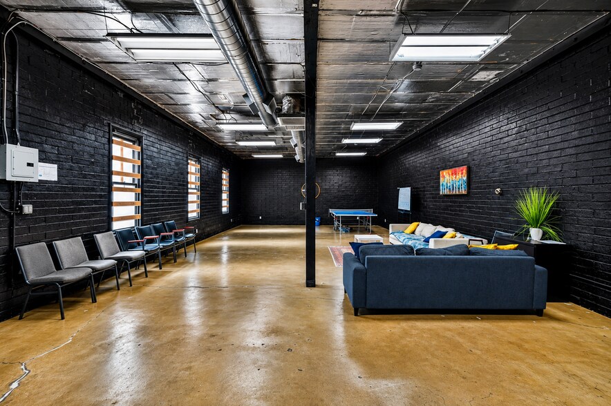 More Photos Of 6023 Hazeltine Ave, Van Nuys Warehouse For Sale
