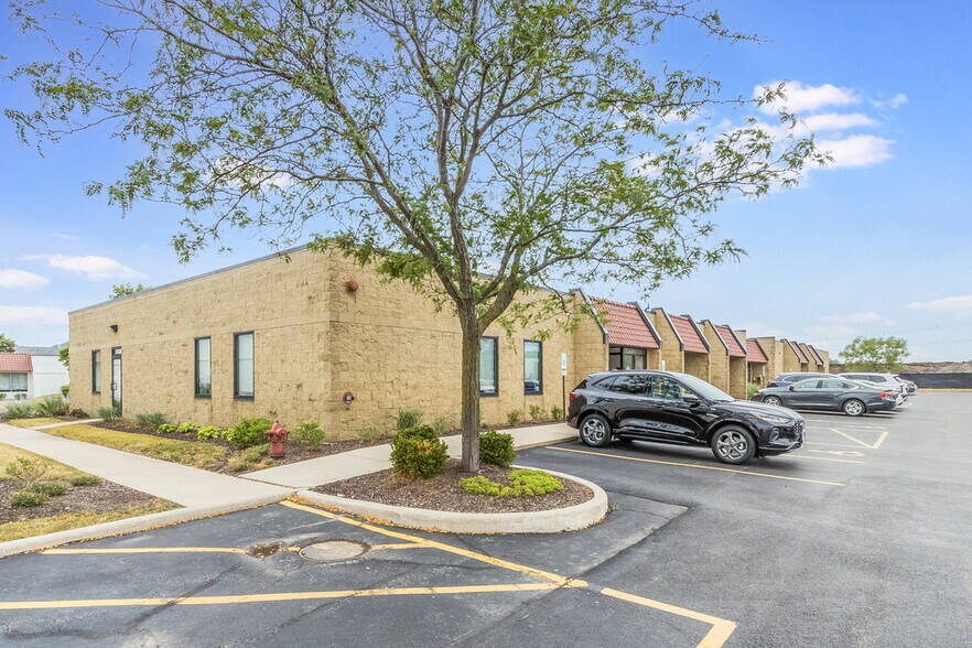 More Photos Of 355 Smoke Tree Plaza Dr, North Aurora Office For Lease