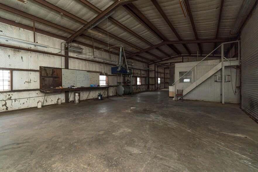 More Photos Of 108 West Gillum, Grandview Warehouse For Sale