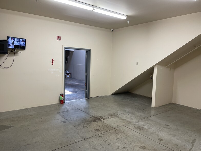 More Photos Of 1645 NE Lytle St, Bend Warehouse For Lease