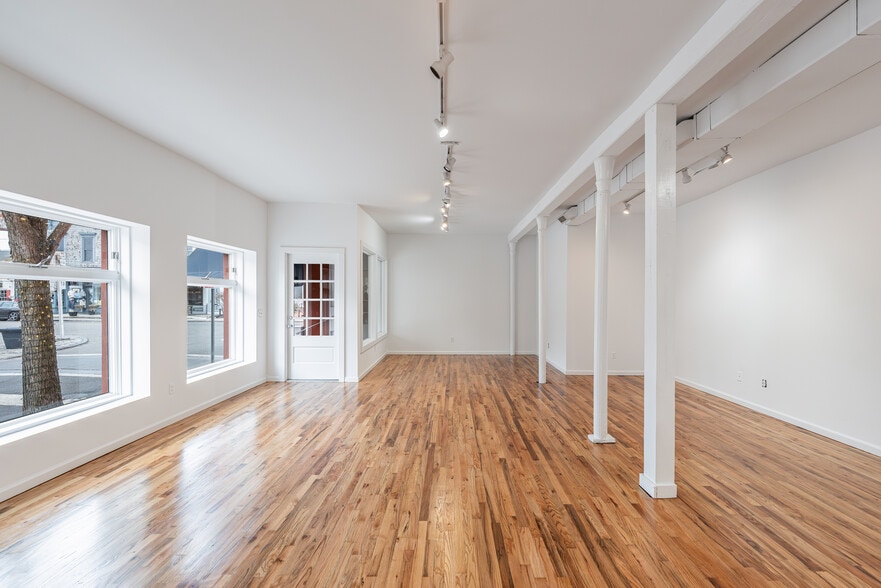 More Photos Of 123 Main St, Greenport Storefront Retail Residential For Lease