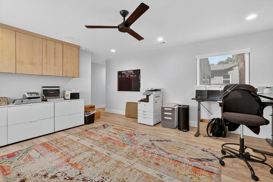 More Photos Of 1708 W Koenig Ln, Austin Office Residential For Lease