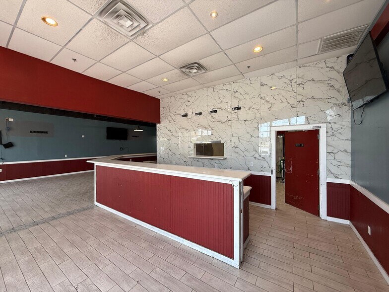 More Photos Of 8602 McPherson Rd, Laredo Storefront For Lease