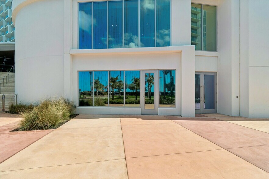 More Photos Of 400 Coronado Dr, Clearwater Beach Hotel For Lease