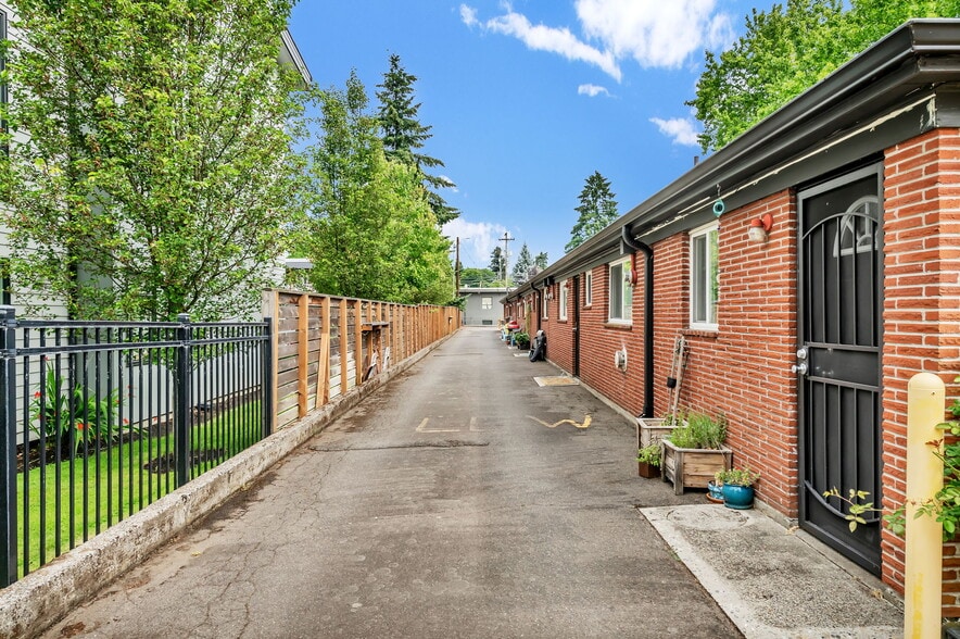 More Photos Of 2710 E Sixth St, Vancouver Apartments For Sale