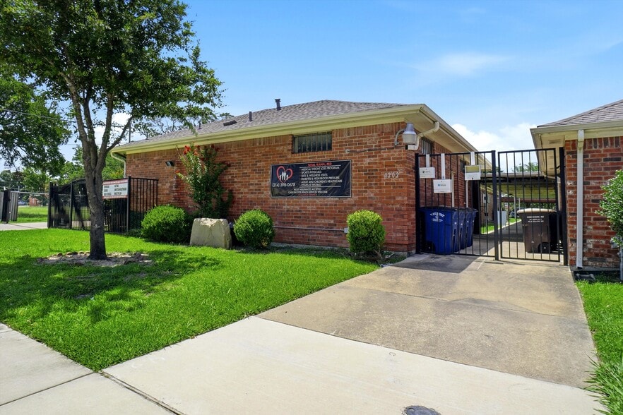 More Photos Of 8202 Elam Rd, Dallas Medical For Lease