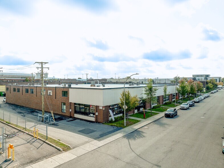 More Photos Of 1310-1370 Rue Chabanel O, Montréal Warehouse For Lease