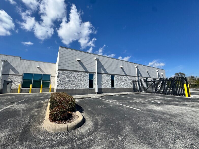 More Photos Of 4021 Tampa Rd, Oldsmar Showroom For Sale