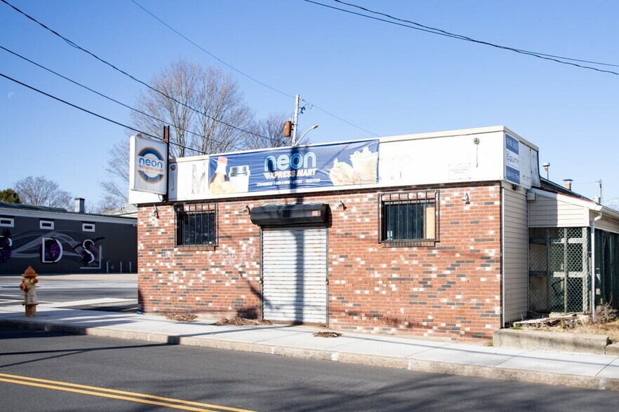 More Photos Of 1555 Stafford Rd, Fall River Freestanding For Sale