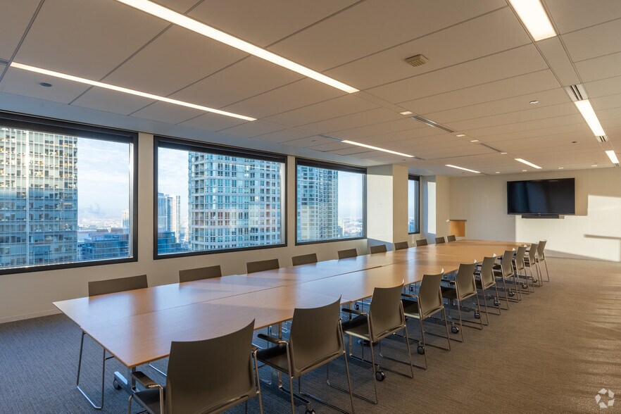 More Photos Of 321 N Clark St, Chicago Office For Lease
