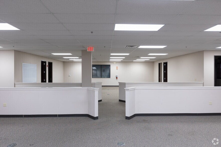 More Photos Of 1626 S Cherry St, Tomball Warehouse For Lease