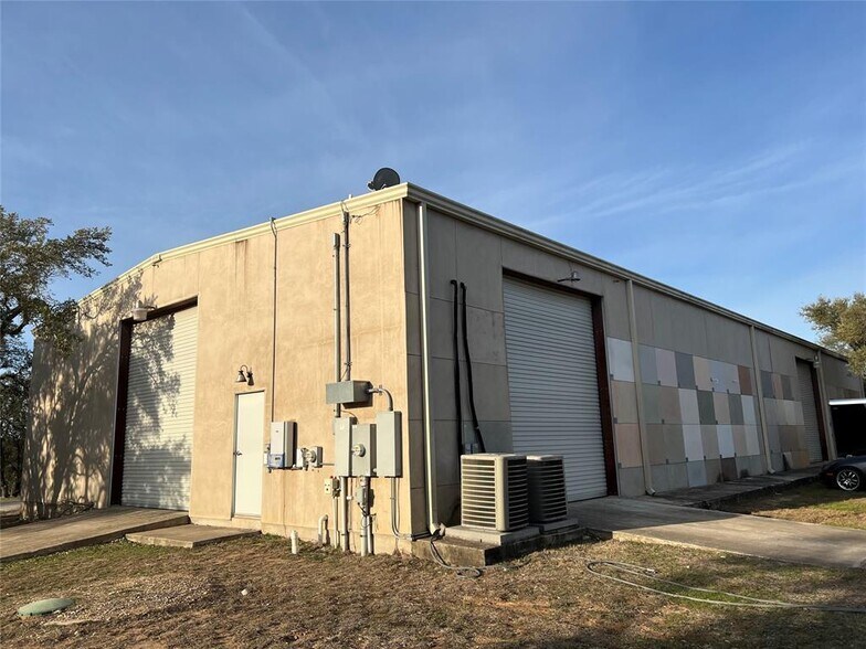 More Photos Of 15402 Dexler Dr, Austin Showroom For Lease