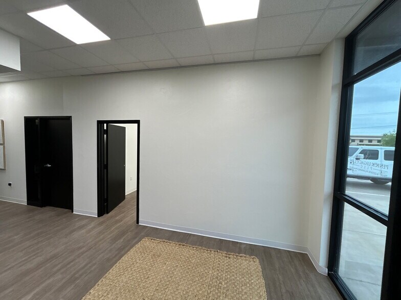 More Photos Of 901 E Main St, Yukon Coworking Space