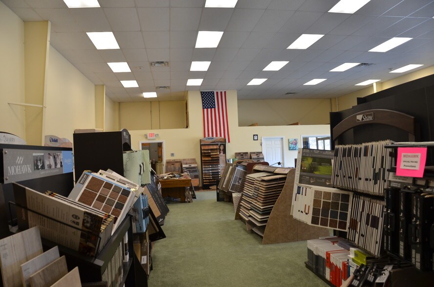 More Photos Of 175 Sterling St, Clinton Showroom For Sale