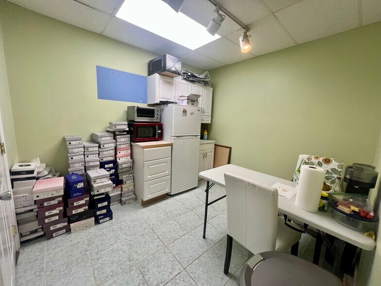 More Photos Of 892-894 Oaklawn Ave, Cranston Office Residential For Lease