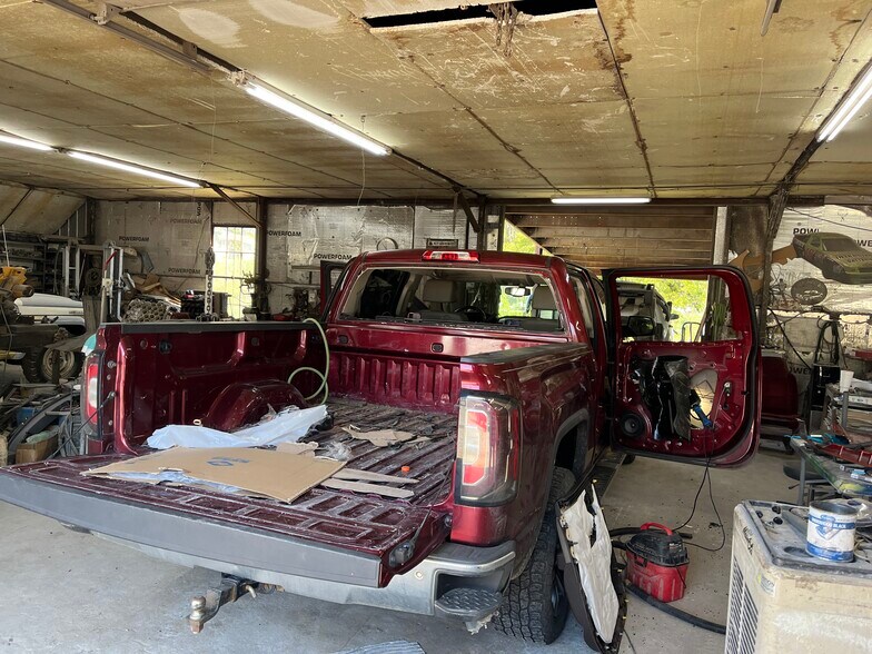 More Photos Of 462 E Reba McEntire Ave, Stringtown Flex For Sale