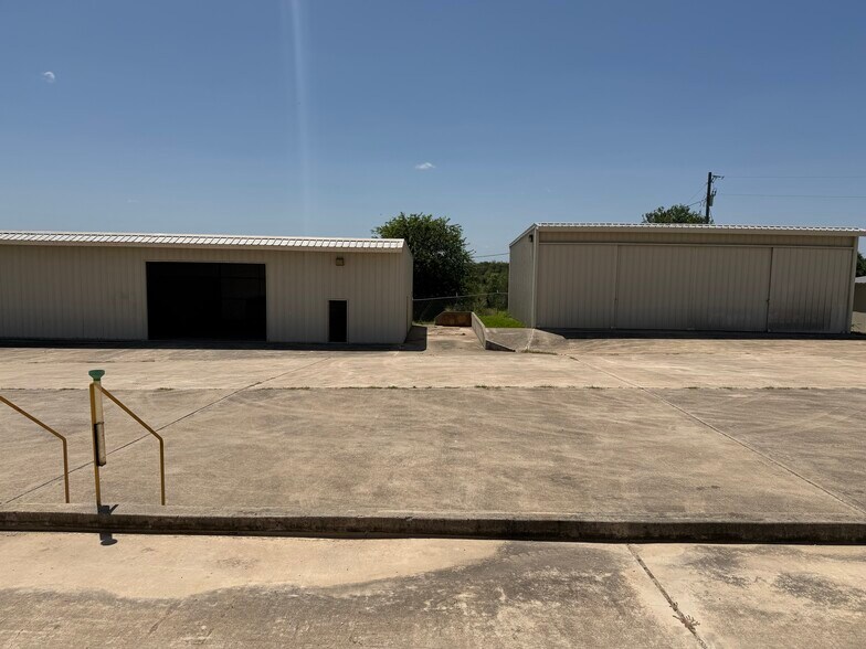 More Photos Of 161 County Road 777, Devine Industrial For Sale