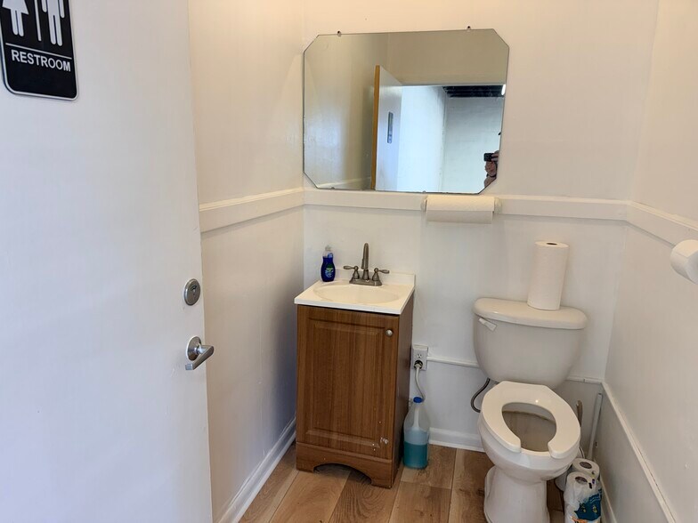 More Photos Of 142 S Moon Ave, Brandon General Retail For Sale