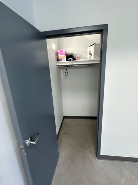 More Photos Of 2310 St Laurent Blvd, Ottawa Showroom For Lease