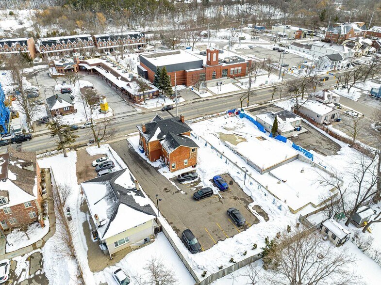 More Photos Of 62 Queen St S, Mississauga Freestanding For Lease
