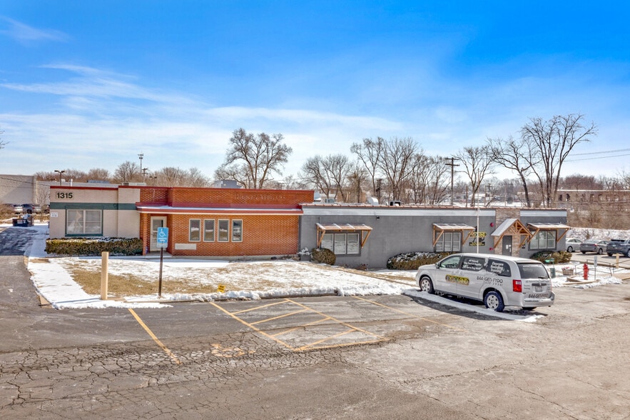 More Photos Of 1315 E Main St, St Charles Warehouse For Sale