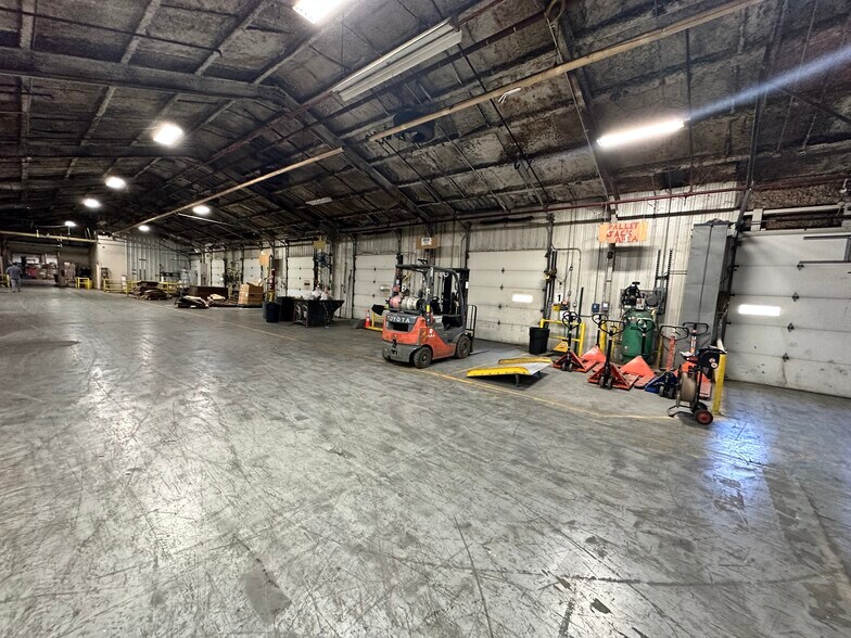 More Photos Of 1600 Wabash Ave, Fort Wayne Distribution For Lease