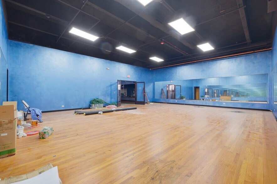 More Photos Of 1461 Market St, Des Plaines Parking Garage For Sale