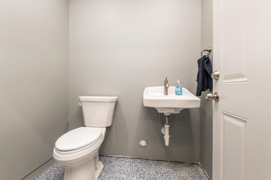 More Photos Of 936 1st Ave E, Shakopee Auto Repair For Sale