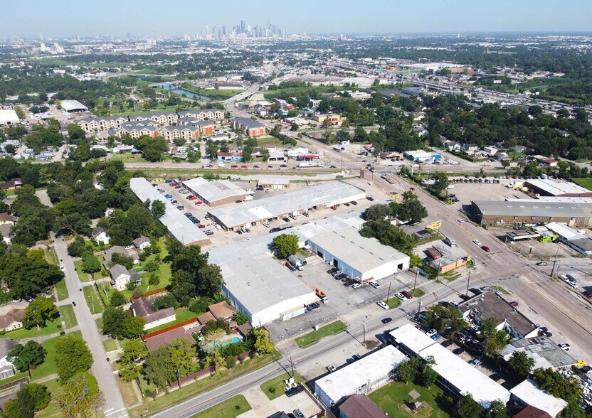 More Photos Of 2820 Broad St, Houston Unknown For Lease