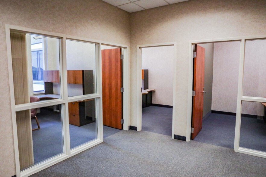 More Photos Of 1605 Heritage Dr, Northfield Office For Lease