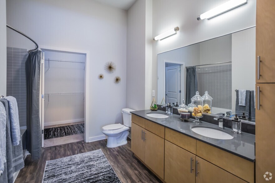 More Photos Of 395 S Highland St, Memphis Apartments For Lease