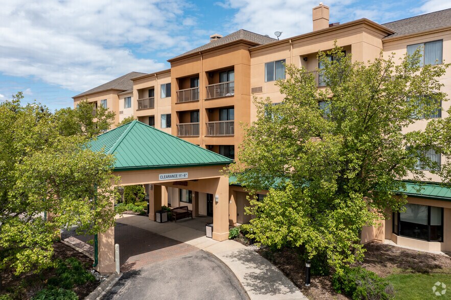 More Photos Of 3555 Centerpoint Pky, Pontiac Hotel For Sale