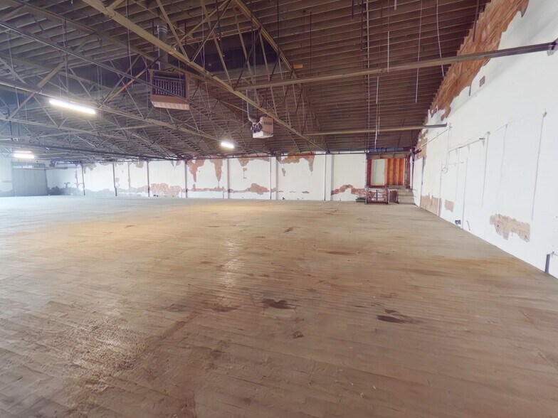More Photos Of 106 E Market St, Lebanon Warehouse For Sale
