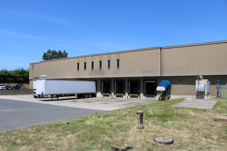 More Photos Of 570 Cottage St, Springfield Warehouse For Lease