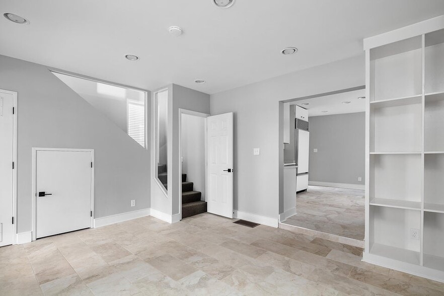 More Photos Of 640-642 W Main St, Lexington Office For Lease