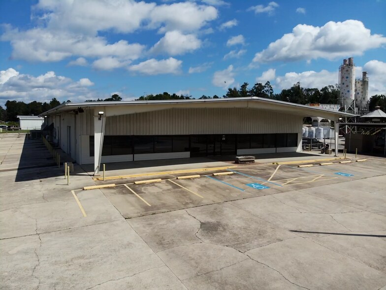 More Photos Of 2103 US-190 Hwy, Hammond Showroom For Sale