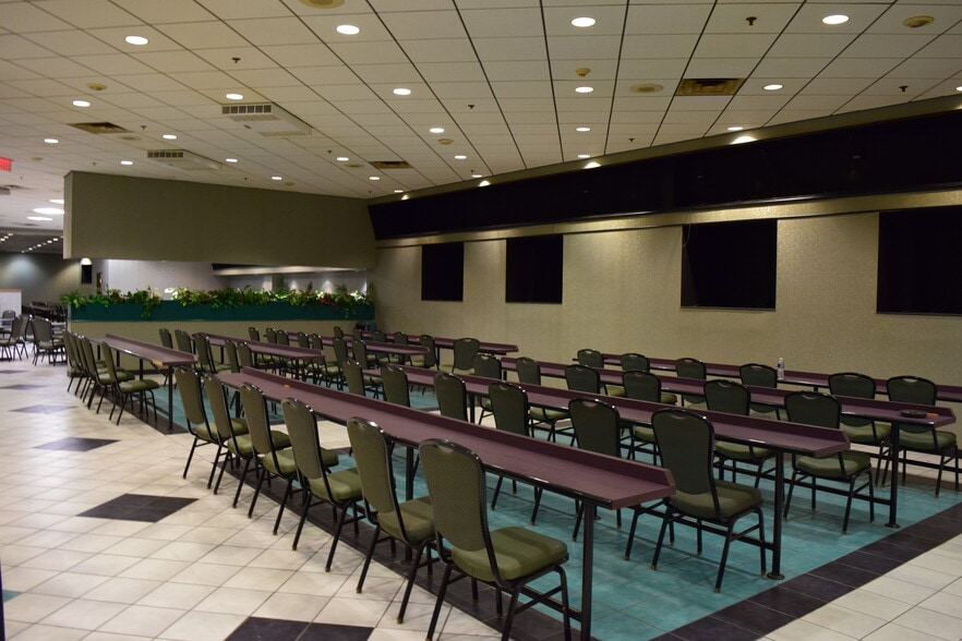 More Photos Of 2090 Lincoln Hwy E, Lancaster General Retail For Lease