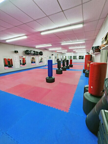 More Photos Of 584 W Ann Arbor Trl, Plymouth Freestanding For Lease