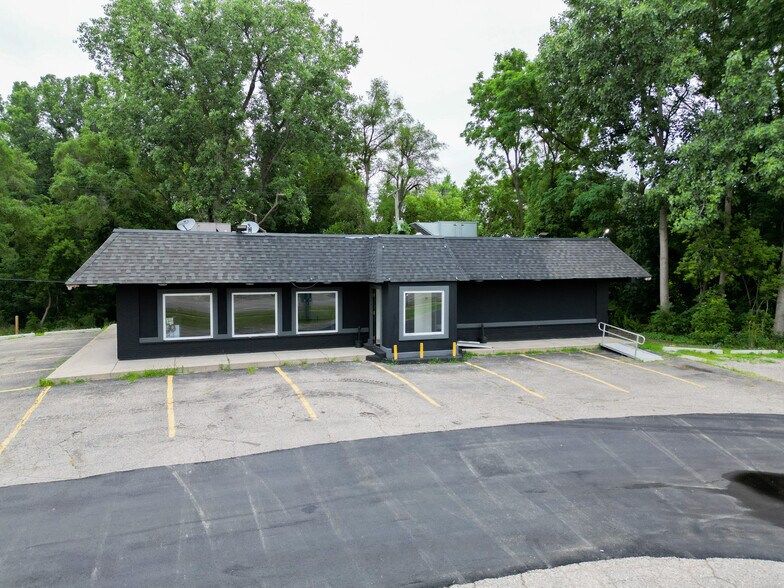 Primary Photo Of 3870 Elizabeth Lake Rd, Waterford Bar For Lease