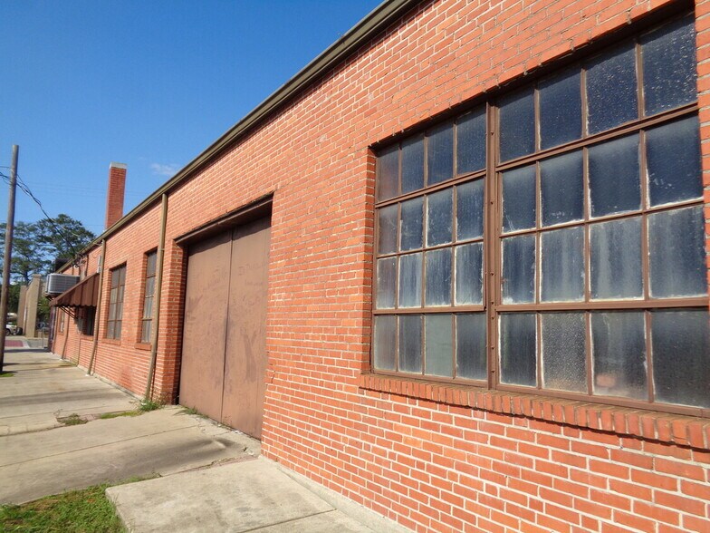 More Photos Of 111 W Ridgeley St, Atmore Storefront For Sale