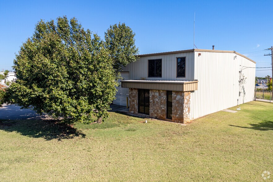 Primary Photo Of 8022 N Wilshire Ct, Oklahoma City Manufacturing For Lease