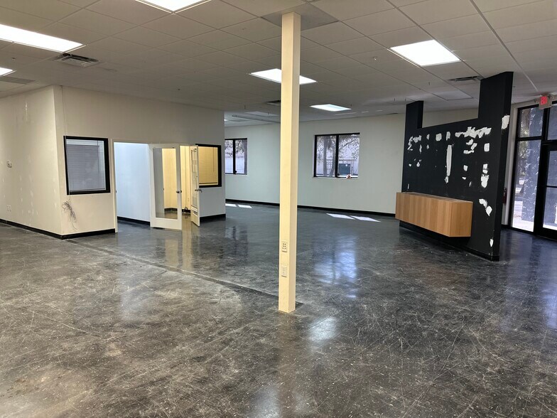 More Photos Of 733-737 Commerce Dr, Venice Unknown For Lease